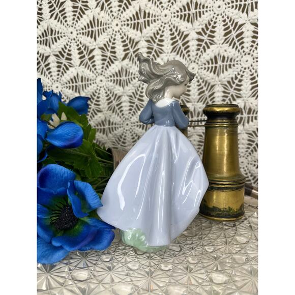 1988 Lladro Nao Windy Afternoon Girl with Flowers Porcelain Figurine - Picture 4 of 5